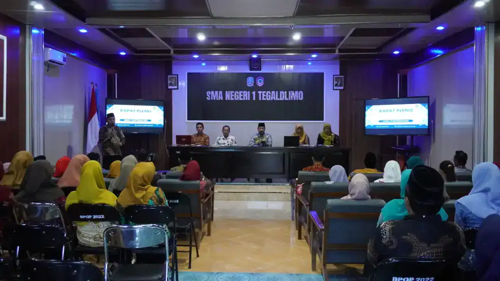 Rapat Pleno SMAN 1 Tegaldlimo: Pengesahan RAKS 2025/2026 dan Bedah Rapor Pendidikan